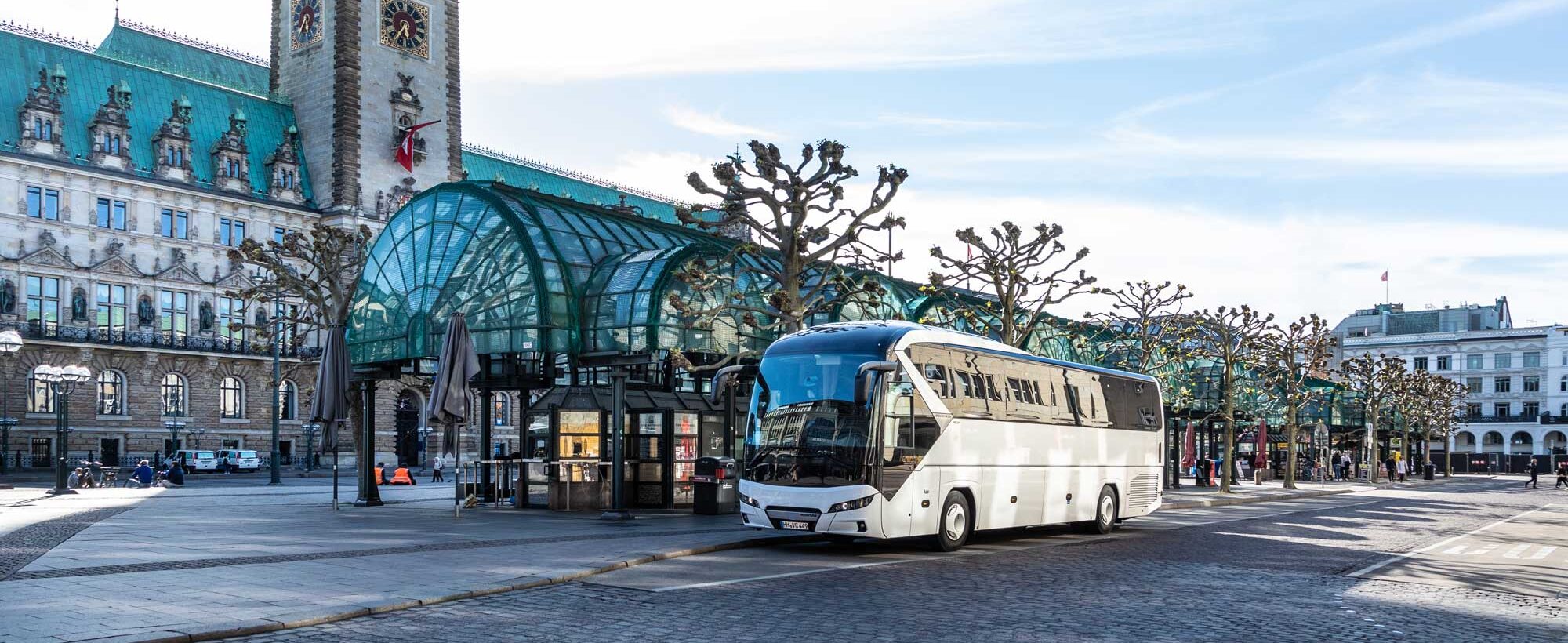 bus steht in der hamburger innenstadt für eine städtereise
